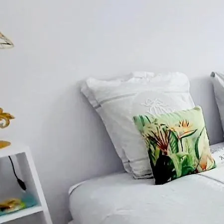 Apartment Sejour Avec Petit-dejeuner A La Demande Et Piscine A 20 Minutes De L'espagne A Le Palace Climatise *