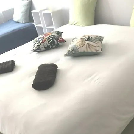 Sejour Avec Petit-dejeuner A La Demande Et Piscine A 20 Minutes De L'espagne A Le Palace Climatise *